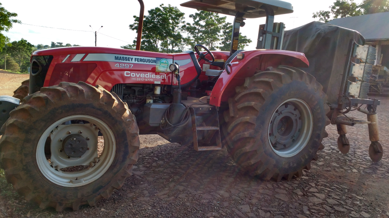 TRATOR E EQUIPAMENTO DEVOLVIDOS